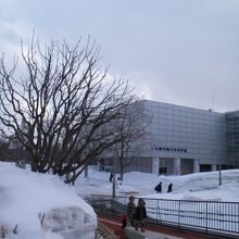 サンピアザ水族館の横です