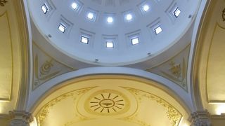 黄色い壁がさわやかな世界遺産の教会！