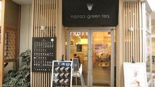 nana’s green teaは抹茶ラテ、日本茶などのドリンク、スウィーツ、フードを中心とした和製ファーストフードカフェです。