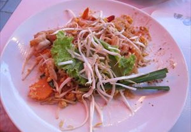 パッタイ(タイ風焼きそば)は、150円位