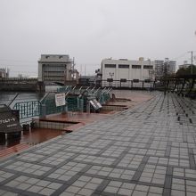 運河沿いのきれいな遊歩道