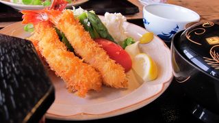 新鮮な海の幸豊富な海辺の食堂。