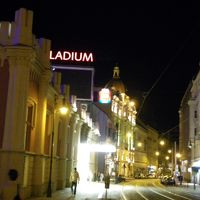 ホテルの横はショッピングセンター