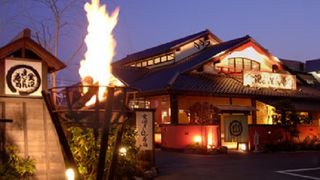 入口焚かれた篝火、広い駐車場、ライトアップされた日本式建物・・・幻想的な外観です。