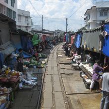 畳まれた市場。列車が通過すると再び復活。
