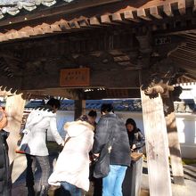 温泉で温かく手が洗えます