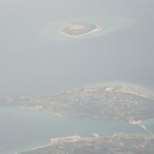 上の島が水納島、真ん中が瀬底島、下は沖縄本島本部