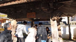 手水舎は温泉使用で温かいです