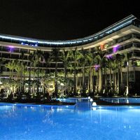 夜のプールが幻想的で良かったです。