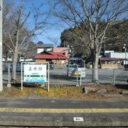 山小屋風の駅