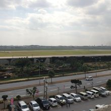 嘉手納基地を眺める。広い。