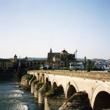ローマ橋と対岸にはメスキータ