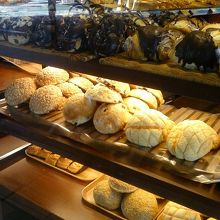 光をあてられているパンたち。