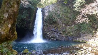 落差は短いですが、迫力があり、美しい滝です♪