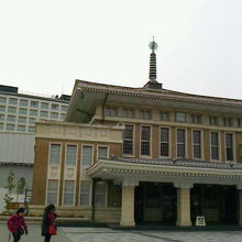 昔の駅舎が残されています。