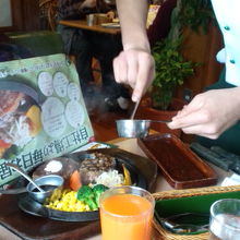 ソースまでかけてくれて出来上がり!