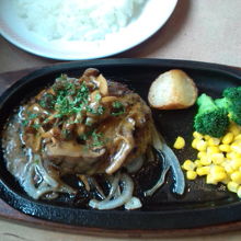 たっぷりきのこソースのハンバーグ、美味しかったです!