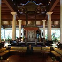 ゆったりした高い天井のロビー