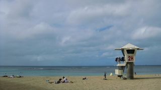 波音が穏やかで静かなビーチ