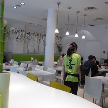 明るい雰囲気の店内