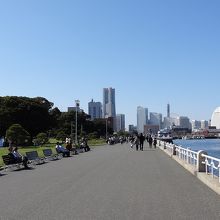 海に向かって並ぶベンチ