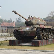 公園風に整備された古寧頭戦役和平紀念広場に並ぶ戦車や記念碑。