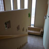 館内・階段。窓の向こうは東シナ海。