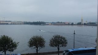 金色の塔が目立ちます。