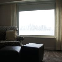 窓から港を望む