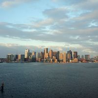 朝陽に照らされるダウンタウンのビル群