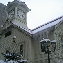 冬の時計台。つららが垂れ下がっています