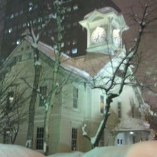 ライトアップされた時計台。