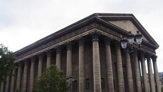 周辺は高級食材店