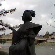 金沢・浅野川沿いで銅像の慎ましやかな水芸が見れます