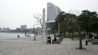 ベイブリッジと海を見ながらのんびり