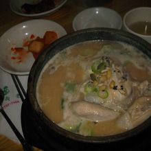 とろけそうに柔らかい鶏は、美味しくてボリュームがあります