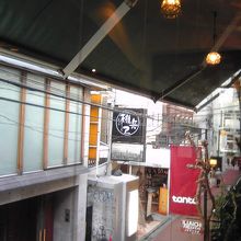 明るい窓側の席より