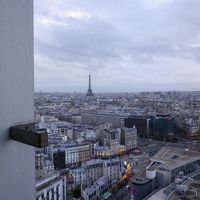 窓から小さく見えた、朝のエッフェル塔