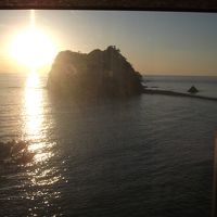 夕日に染まる三四郎島とトンボロ現象