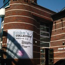 店に向かう途中に、ギャラリーがいっぱいありました。