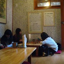 テーブルが４つほどの小さな離れのような部屋はくつろげます