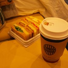 朝はコーヒーで一日が始まります