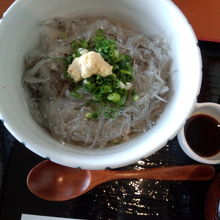 遠州灘産の生しらすに土佐醤油をかけて