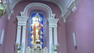 キレイな色の壁がたくさん見られる教会！