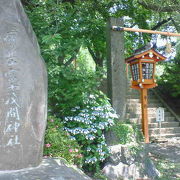 神社のそばの広場から富士山も拝める神社