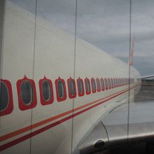 飛行機の窓枠の模様がインドっぽくてかわいいです。