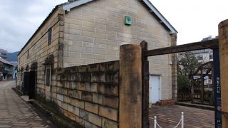 安政の開国以降に建設された石倉を復元したものです