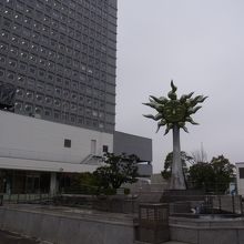 モニュメントが目印です。