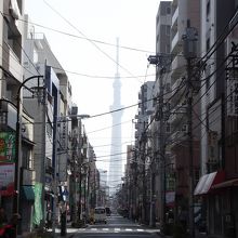 かっぱ橋本通りのまん中に見える東京スカイツリー