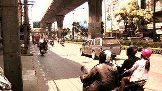 バンコクで最も有名な数々の観光名所のある通り